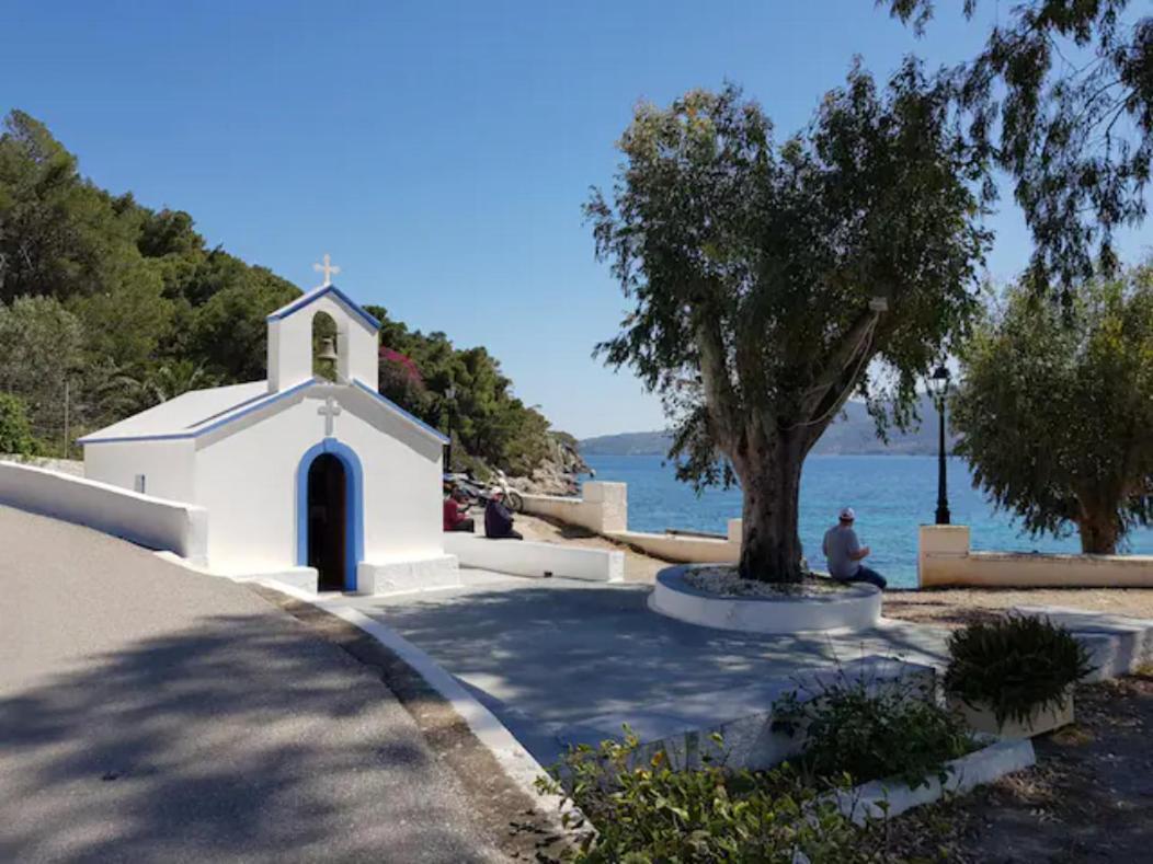 Вилла Rigos House At Askeli Beach, Poros Island Порос Экстерьер фото